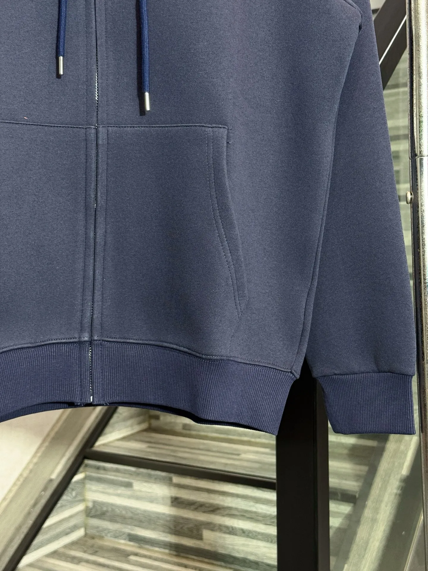 P260 model number: HE397 Ralph Lauren-Ralph Lauren hooded zipper jacket with small logo on the chest The fabric is made of 420g high-weight air customer service fabric. The upper body is comfortable and soft, and has high warmth retention. The chest is sewn with small embroidery of horseback riding and war marks. The embroidery is three-dimensional and full, highlighting the simple atmosphere of the clothes. The threads on the hem of the arms are made of the same material. The elastic thread of the same color as the cylinder, the zipper adopts the customized Polo original small letter hardware zipper, the clothes are designed with a hood, made by a famous factory, with hemming and wrapping strips, the original original label, complete with three labels, os loose version, a popular item of the season, feel free to buy it.  Color: Black/Navy Blue Size: S M L XL